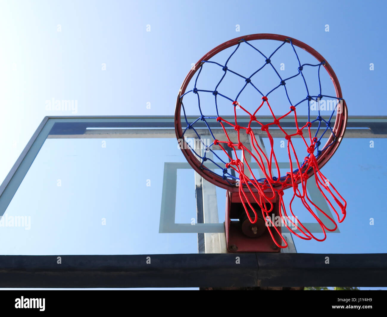 Basketballkorb auf blauen Himmelshintergrund Stockfoto