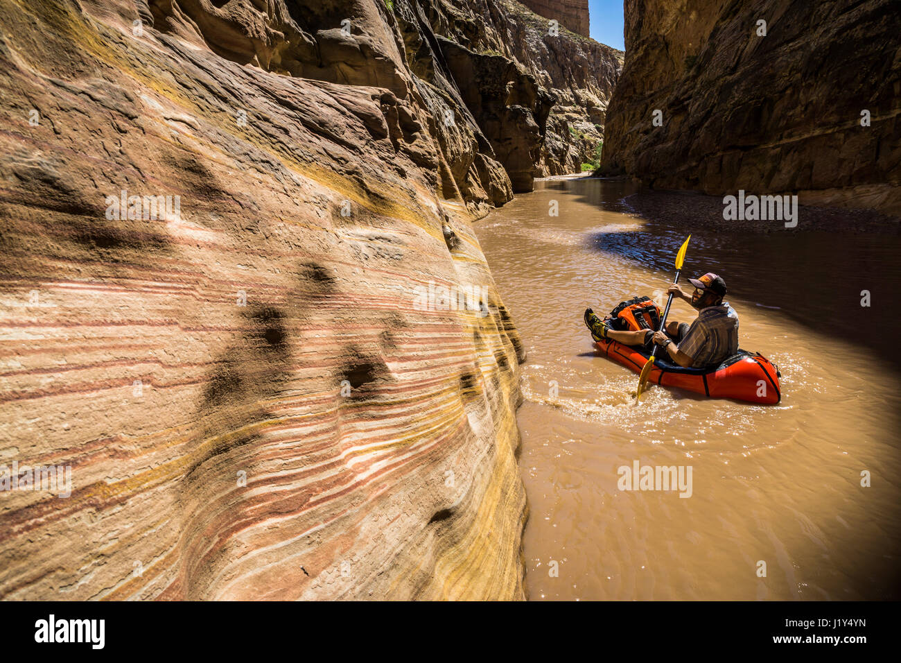 Eric Odenthal Pack rafting auf Muddy Creek, San Rafael Swell, Utah. Stockfoto