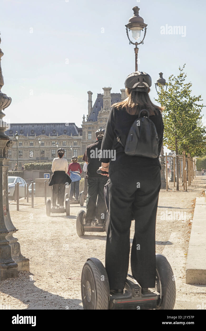 Eine Segway-Tour in Paris in der Nähe des Louvre. Touristen auf dem zurück sightseeing durch Paris auf diesem Motorgerät gesehen. Stockfoto