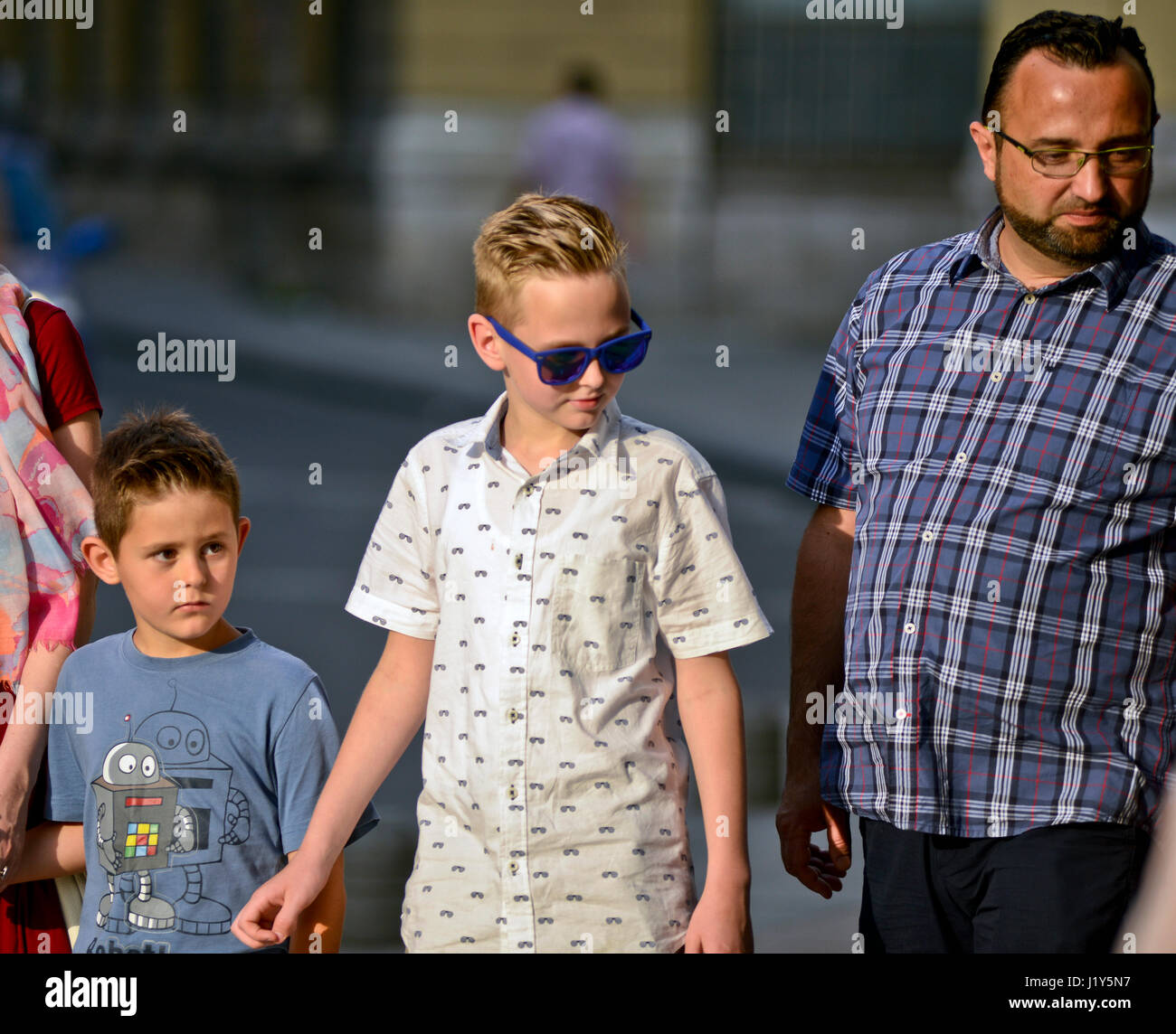 Familie zu Fuß die Straße hinunter in den Ferien Stockfoto