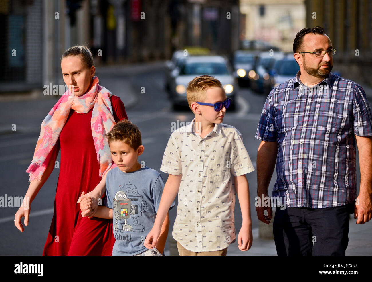 Familie zu Fuß die Straße hinunter in den Ferien Stockfoto