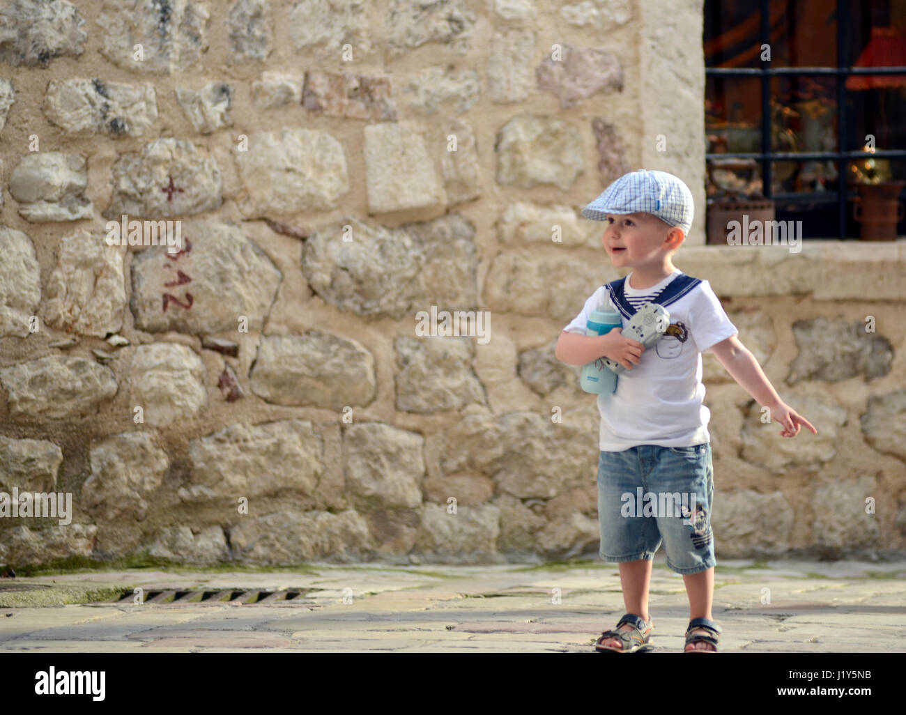 Kleiner Junge sucht Sourprised auf der Straße. Stockfoto