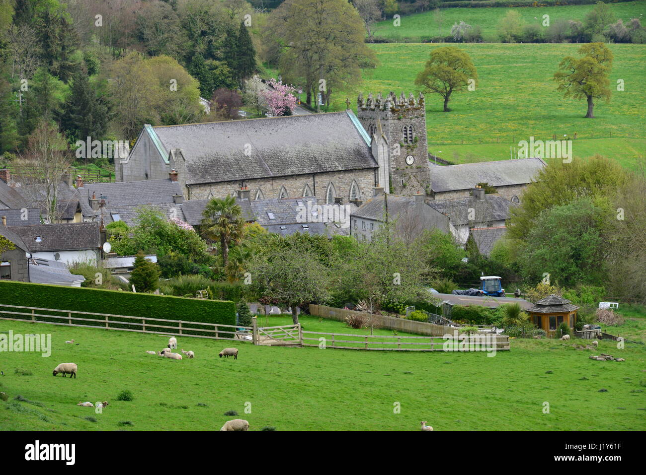 Blick hinunter auf das Dorf Inistioge in Irland Stockfoto