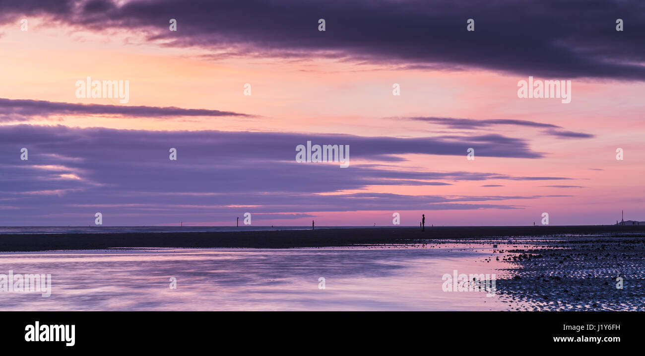 Ein Briefkasten Ernte der Kanäle mit Wasser auffüllen, da die Flut beginnt, über den Strand an der Küste von Sefton anzunehmen.  Ein halbes Dutzend Ironmen modelliert auf & c Stockfoto