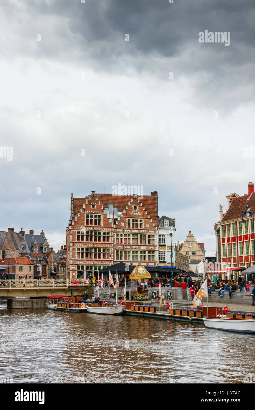 Ansicht der Graslei (Gras Quay) mit mittelalterlichen Gebäuden und nicht identifizierten Touristen an einem bewölkten Tag. Gent, Belgien. Stockfoto