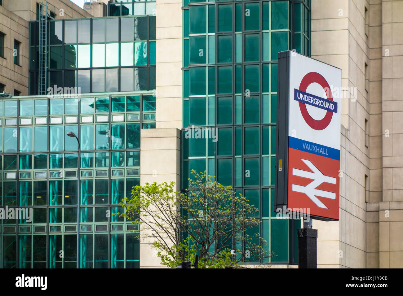 Vauxhall u-Bahnstation Zeichen vor der MI6 building, London, UK Stockfoto