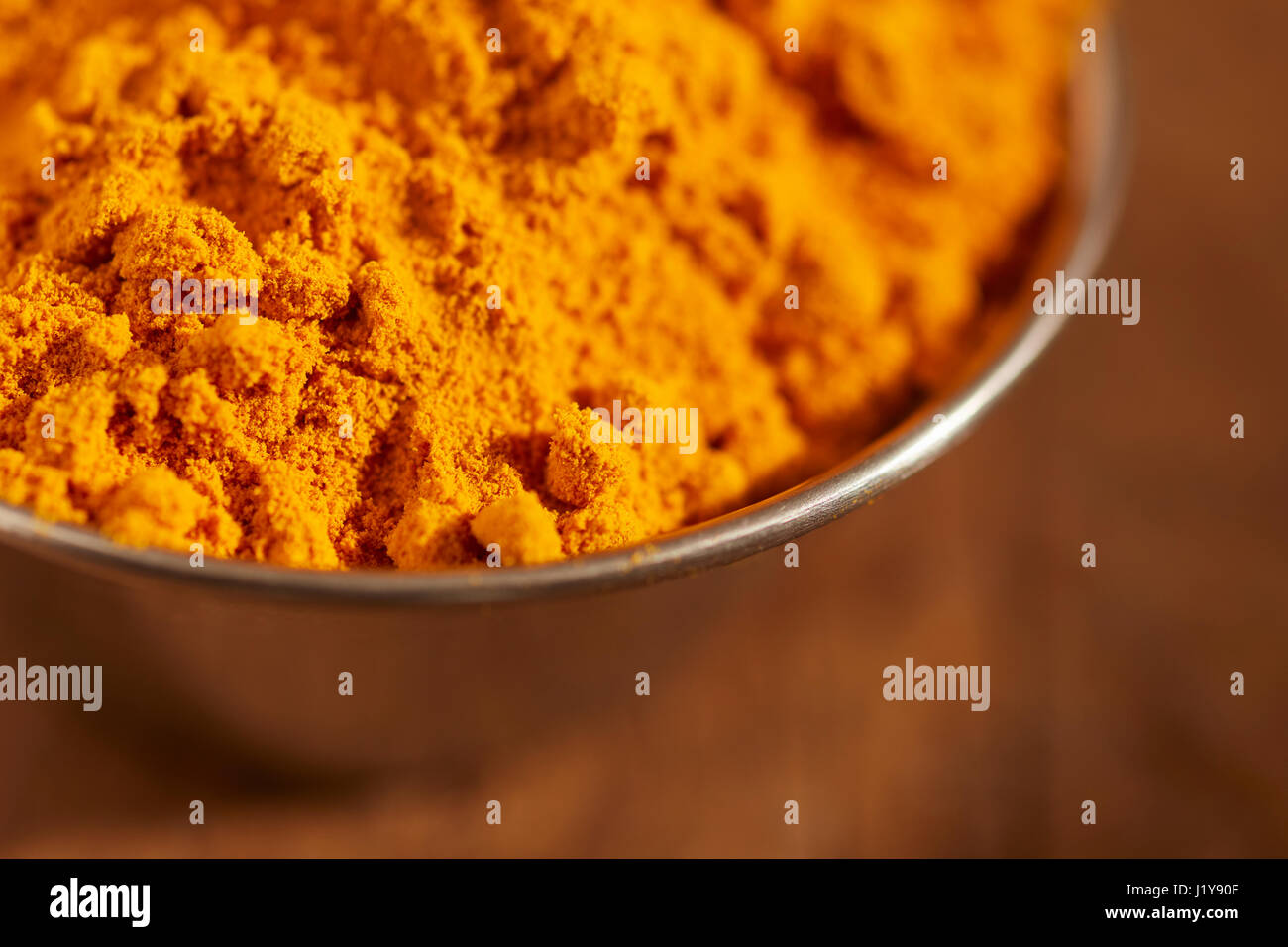 eine kleine Schale mit Boden Kurkuma Stockfoto