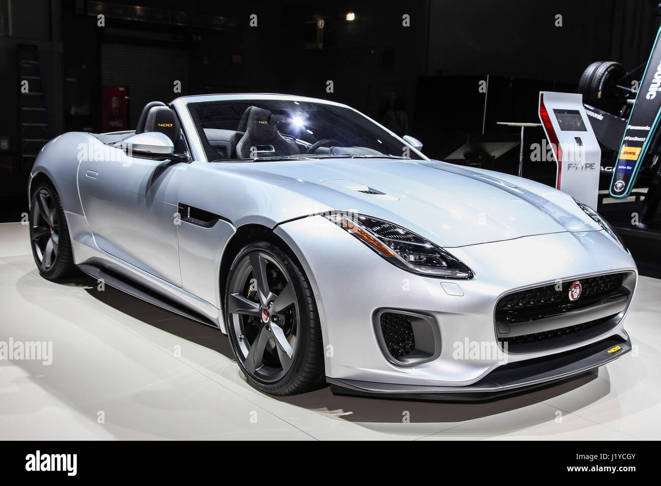 Jaguar F Typ 400 Sport Cabrio auf der New York International Auto Show 2017 im Jacob Javits Center gezeigt. Stockfoto