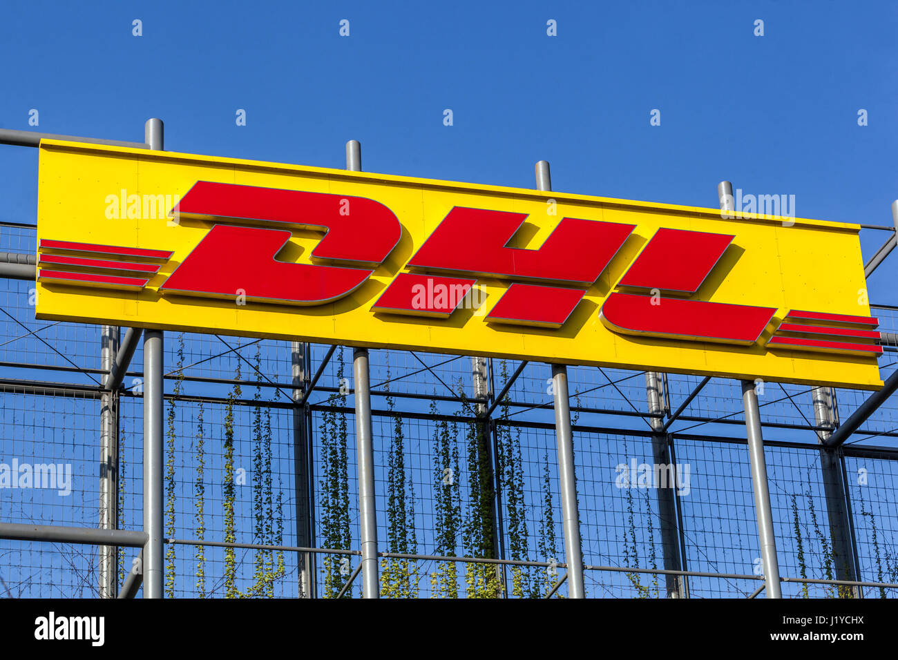 DHL Logo Banner Delivery Service Logo, Tschechische Republik Stockfoto