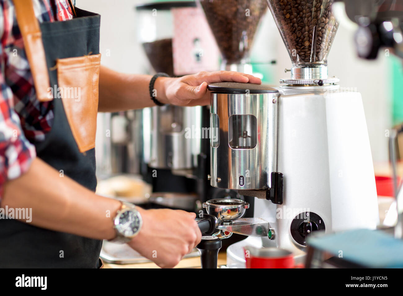 Beschäftigt Barista Kaffeemaschine vorbereiten Stockfoto