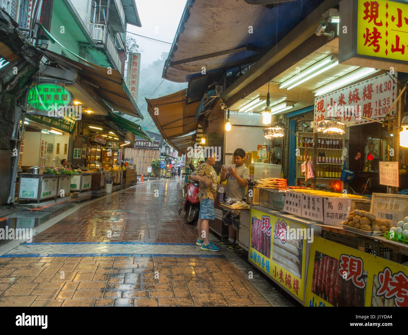 Wulai, Taiwan - 9. Oktober 2016: Typisch lokalen Basar in Taiwan mit vielen lokalen Produkten Stockfoto