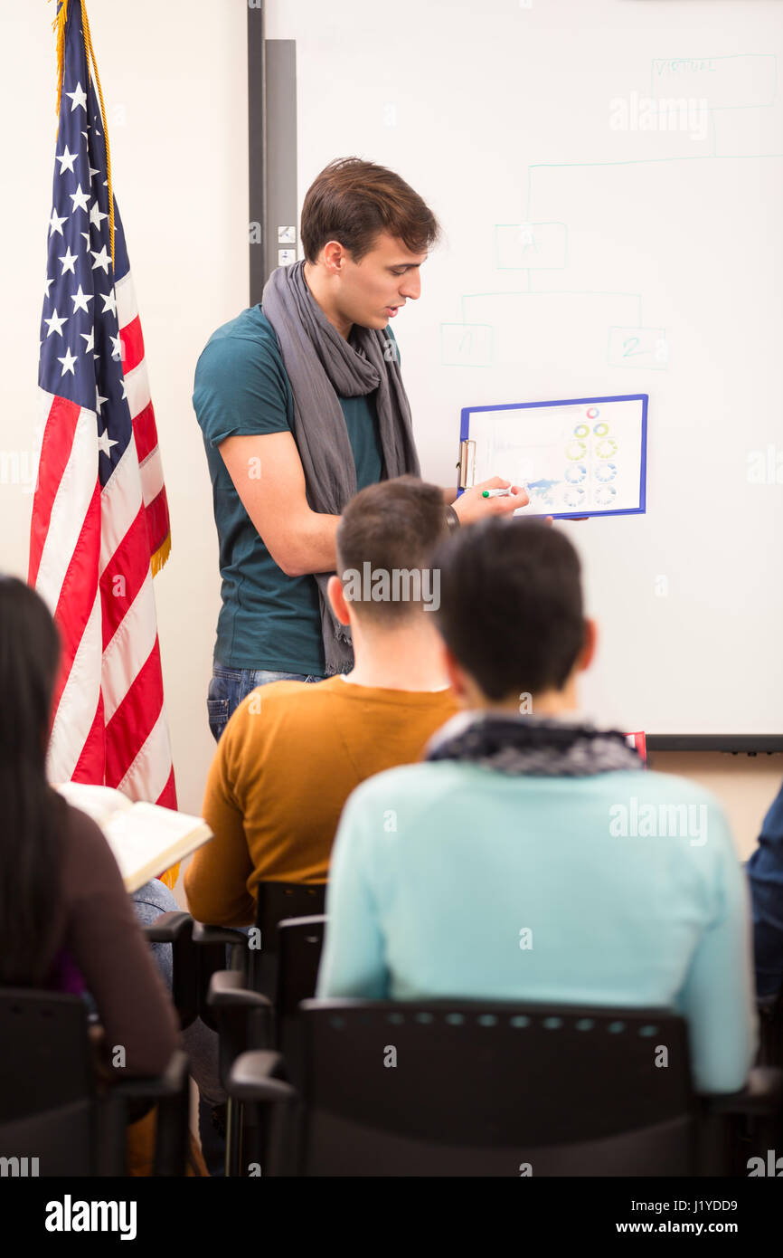 Männliche Dozent erklären Diagramm an seine Schüler Stockfoto