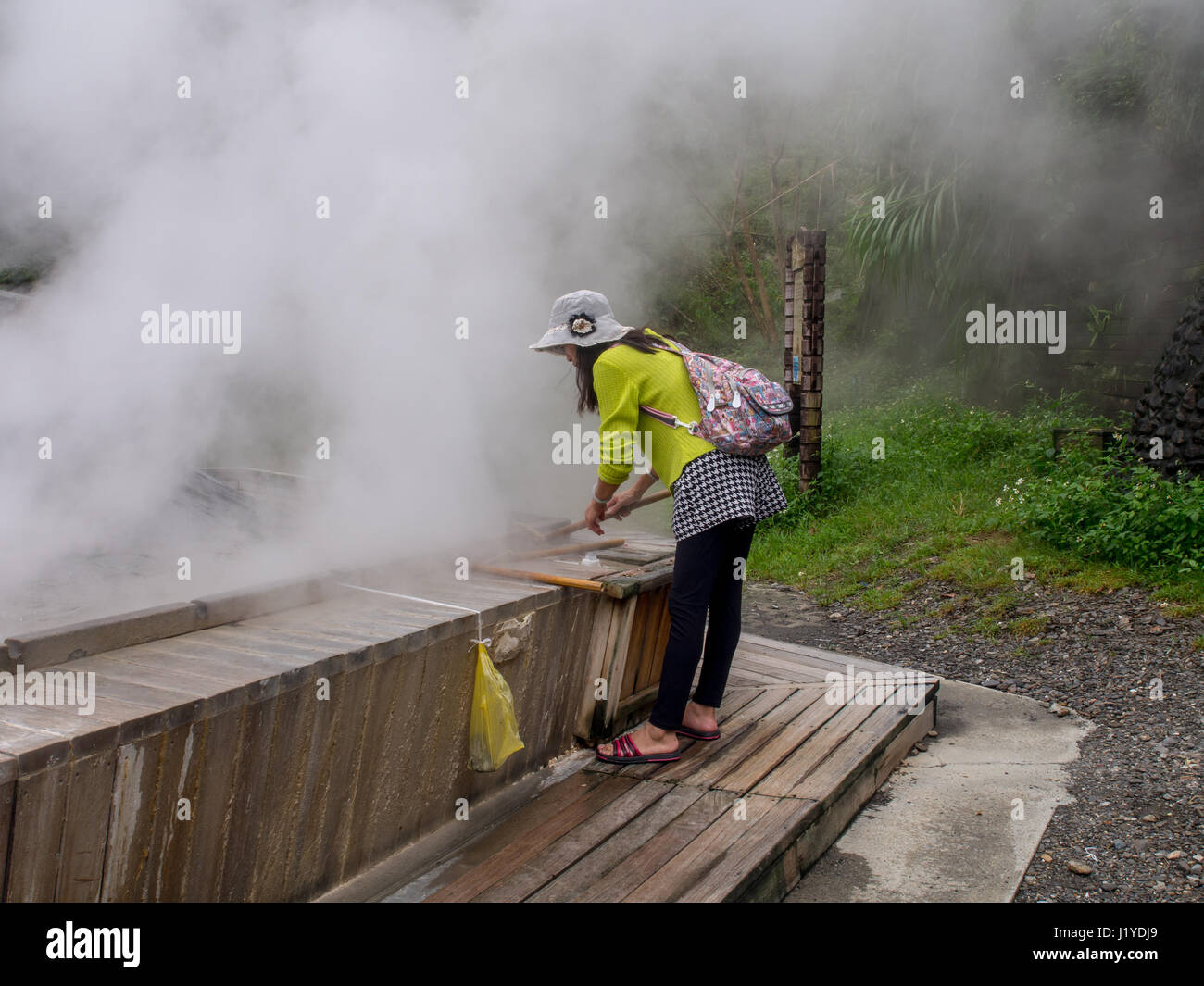 Taiping-Berg, Taiwan - 15. Oktober 2016: Eiern und Gemüse gekocht wird, in das Wasser der Thermalquellen in Taiwan Stockfoto