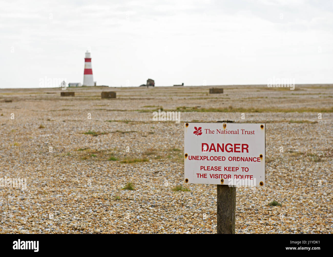 Melden Sie auf Kies Strand, Warnung vor unexploded Artillerie, Orford Ness, Suffolk, England UK Stockfoto