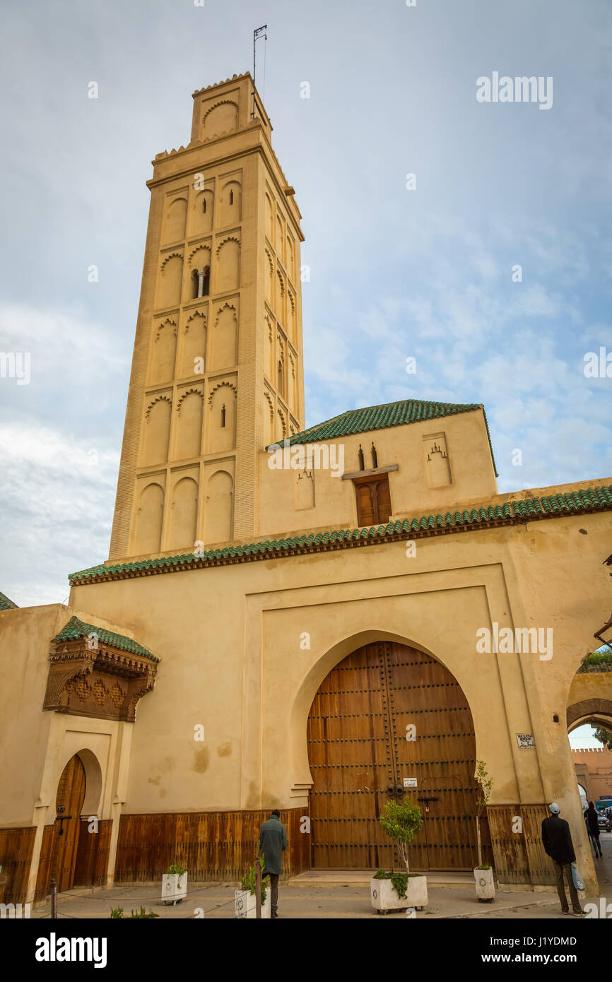 Meknès, Marokko - 4. März 2017: Die Moschee mit Minarett am Rande der Medina von Meknes Stockfoto