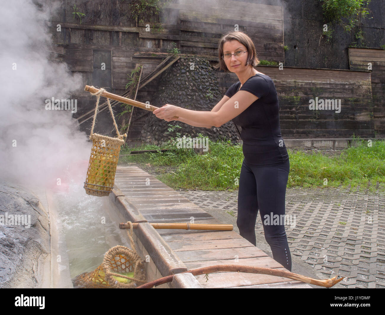 Taiping-Berg, Taiwan - 15. Oktober 2016: Eiern und Gemüse gekocht wird, in das Wasser der Thermalquellen in Taiwan Stockfoto