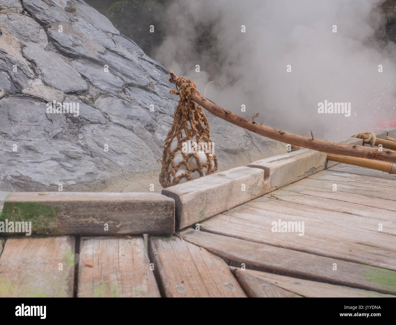 Eiern und Gemüse gekocht wird, in das Wasser der Thermalquellen in Taiping Berg in Taiwan Stockfoto