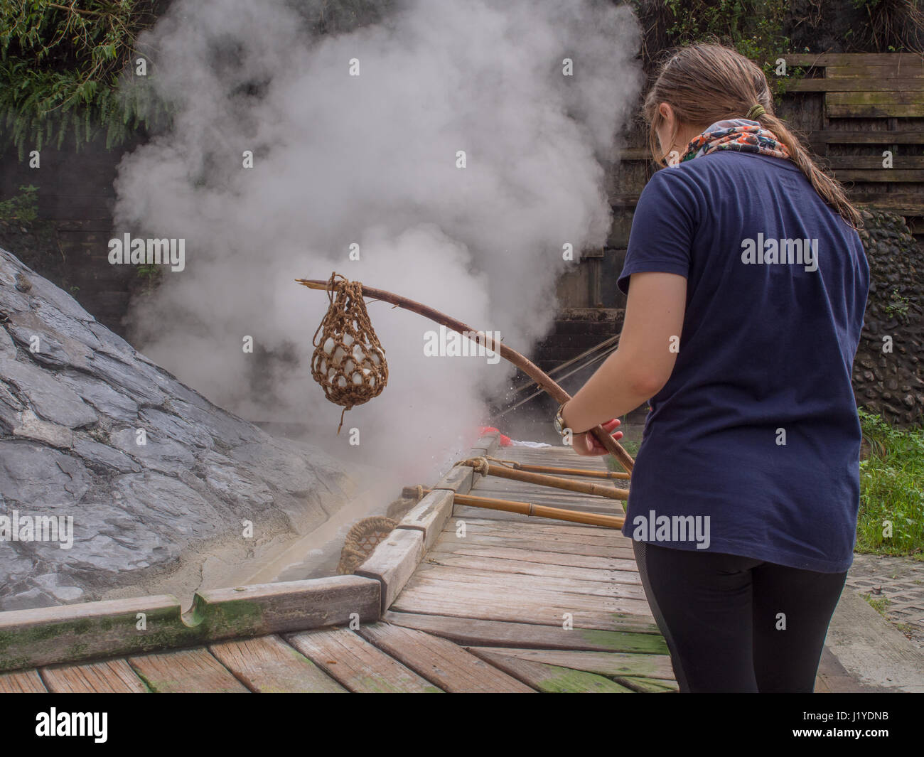 Taiping-Berg, Taiwan - 15. Oktober 2016: Eiern und Gemüse gekocht wird, in das Wasser der Thermalquellen in Taiwan Stockfoto