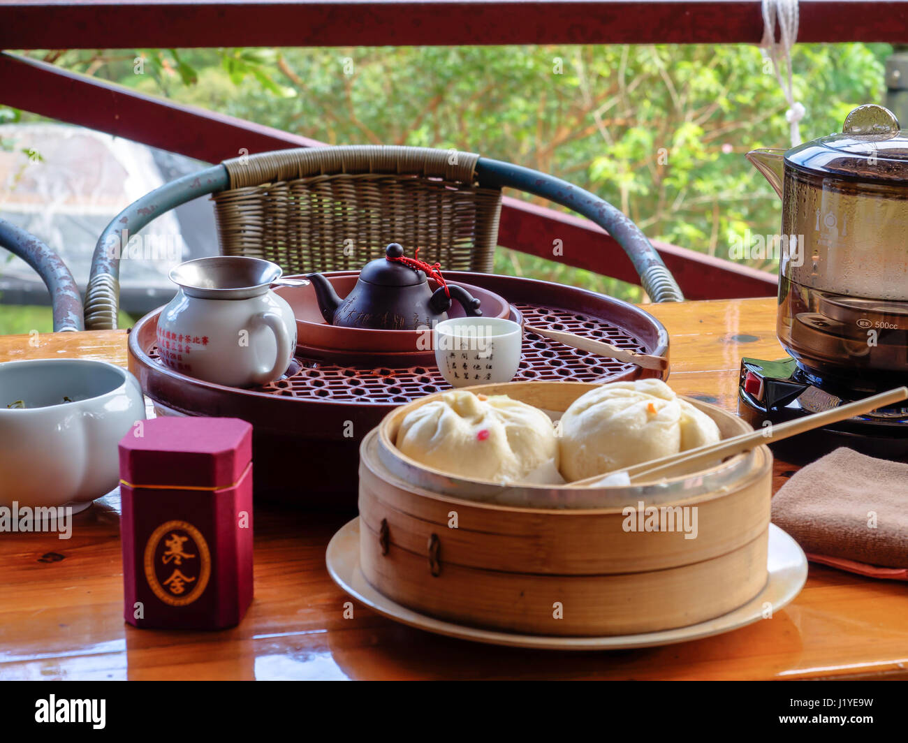 Maokong, Taiwan - 19. Oktober 2016: Ein Teetisch mit Zubehör in einem örtlichen Teehaus auf den Hügeln von Maokong Taiwan gongfu Stockfoto