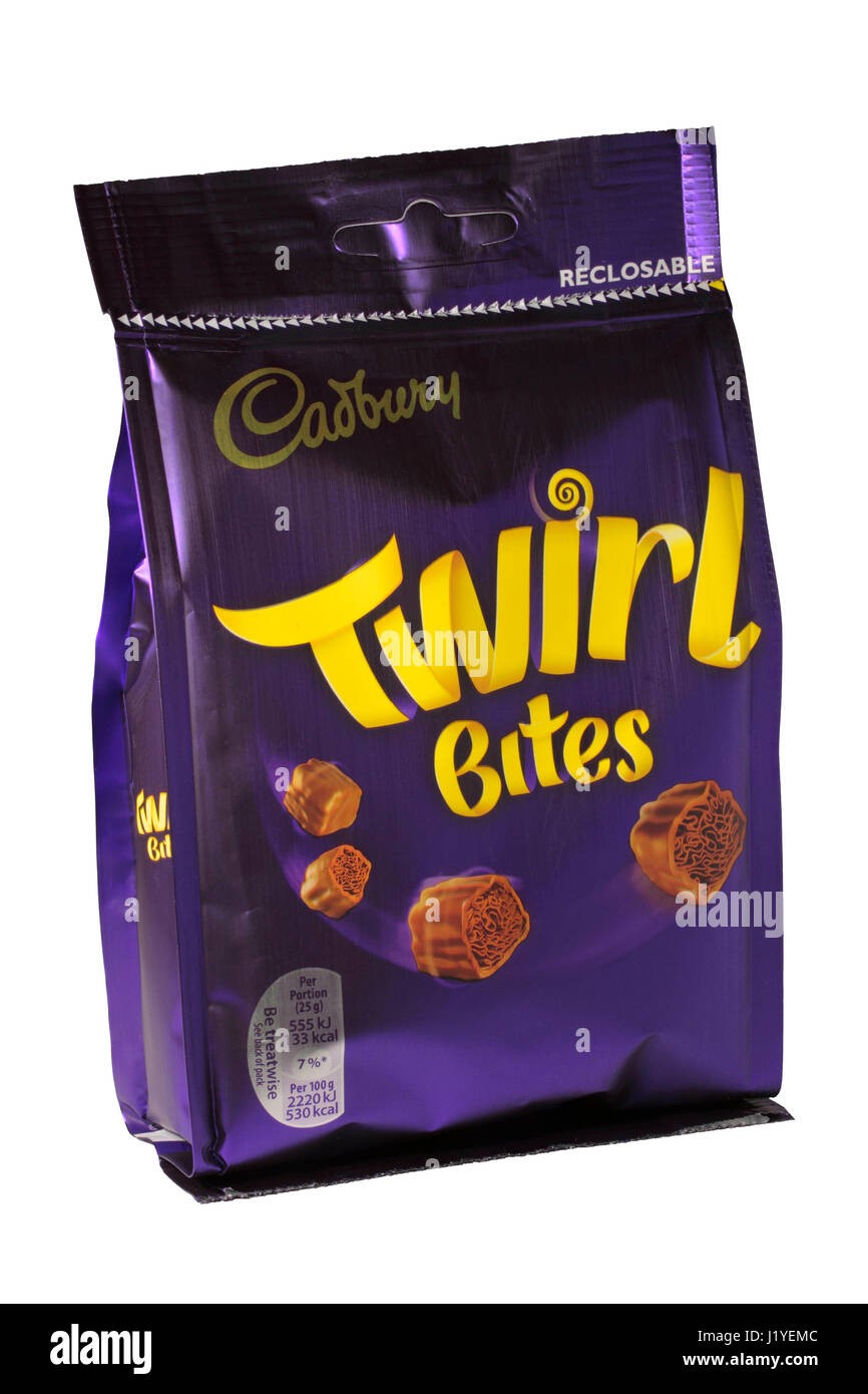 Eine Tasche von Cadbury Cadburys Twirl beißt isoliert auf weißem Hintergrund Stockfoto