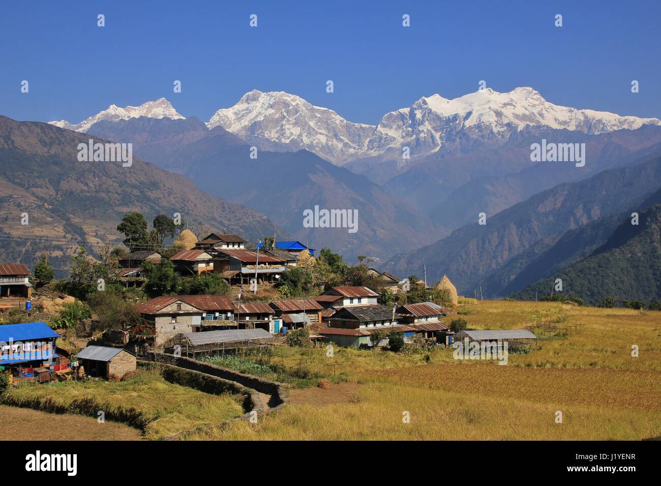 Landschaft in der Nähe von Bhulbhule, Annapurna Conservation Area. Dorf und Schnee begrenzt Manaslu Bereich. Stockfoto