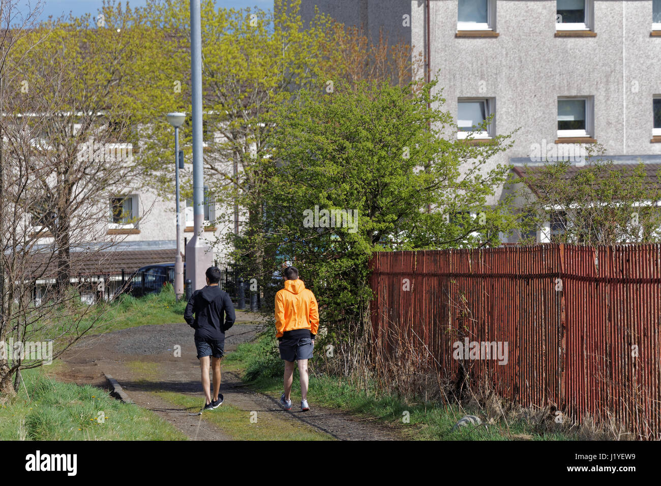 Drumchapel peripheren Wohnsiedlung Glasgow Schottland sonnigen alltägliche Szene mit lokalen Teenager-Jungen Stockfoto