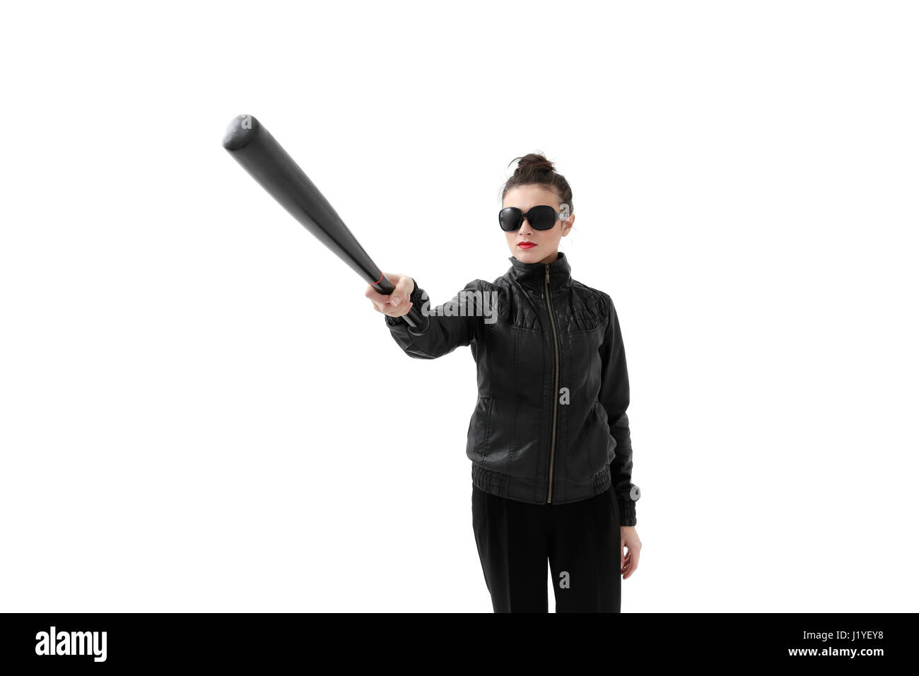 Wut-Business-Frau im Anzug mit hölzernen Baseballschläger, isoliert auf weißem Hintergrund Stockfoto