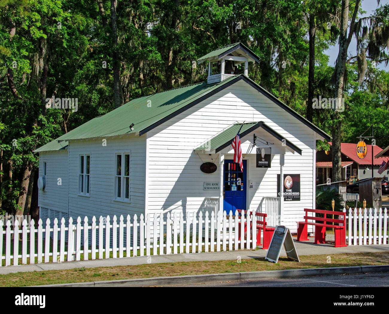 Einklassige Schulhaus in Port Royal, South Carolina ist jetzt Pflicht als The Cracked Egg Restaurant.  Das Restaurant ist in der Nähe von Paris Insel Marinestützpunkt. Stockfoto