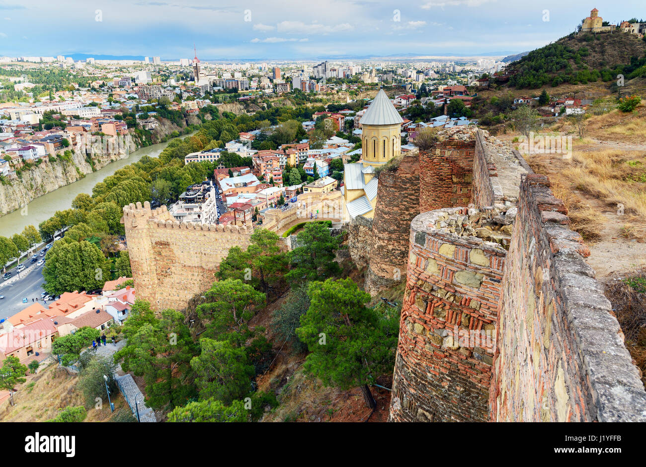 Narikala Festung St. Nikolauskirche mit Blick auf die Stadt Tbilisi. Georgien Stockfoto