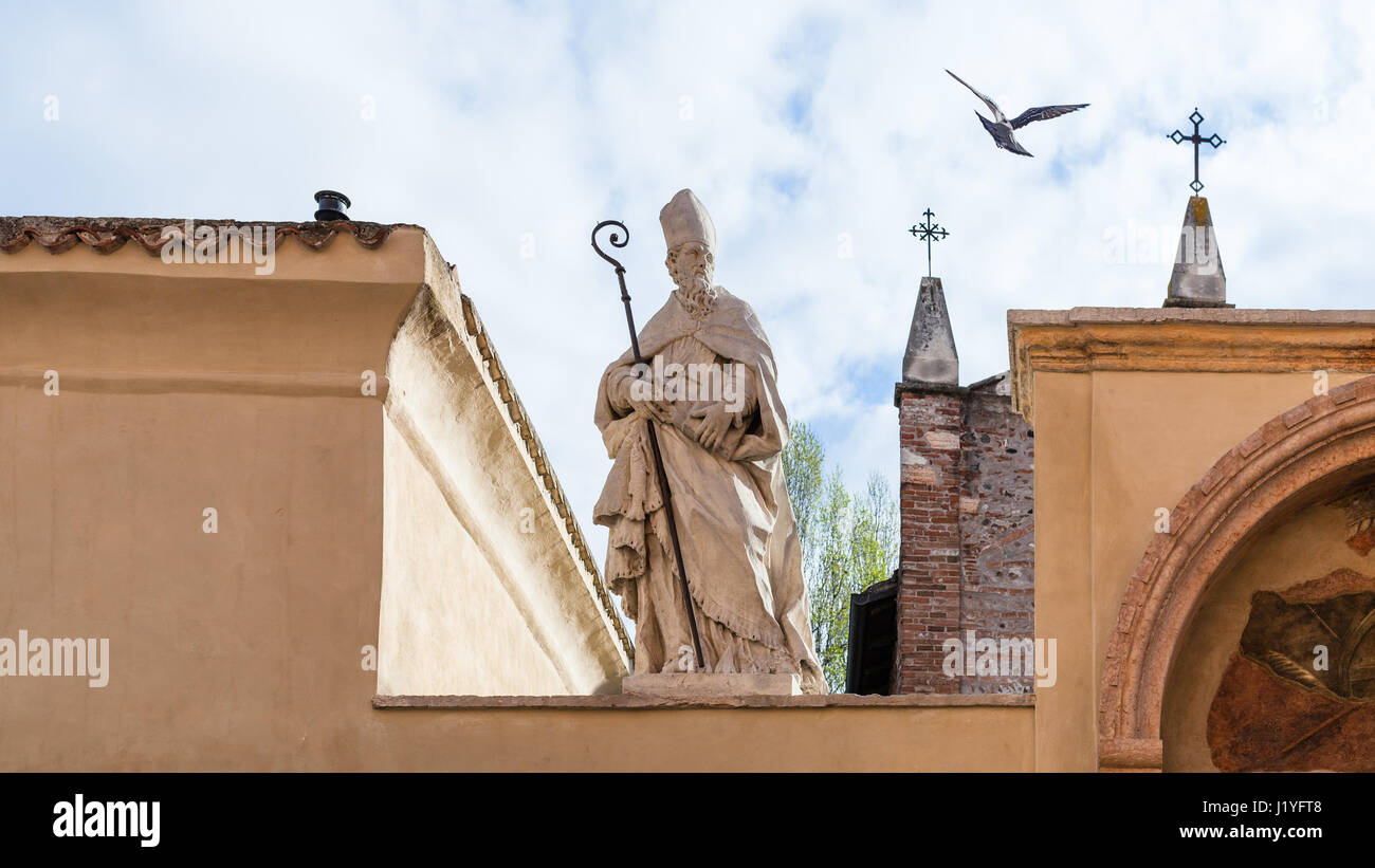 Reisen Sie nach Italien - Skulptur des Heiligen an Wänden der Kirche von San Zeno in Verona Stadt im Frühjahr Oratorium (Chiesa di San Zenetto) Stockfoto