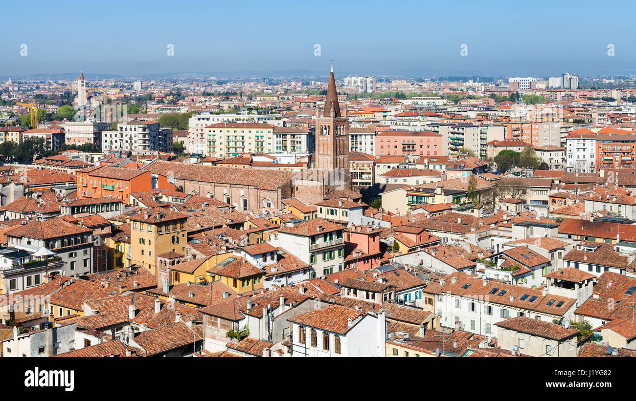 Reisen Sie nach Italien - oben Blick auf Verona Stadt mit Chiesa Sant vom Turm Torre dei Lamberti im Frühjahr Stockfoto