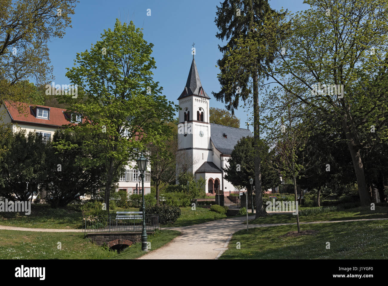 Quellenpark mit der evangelischen Kirche in Bad Soden am Taunus, Deutschland Stockfoto