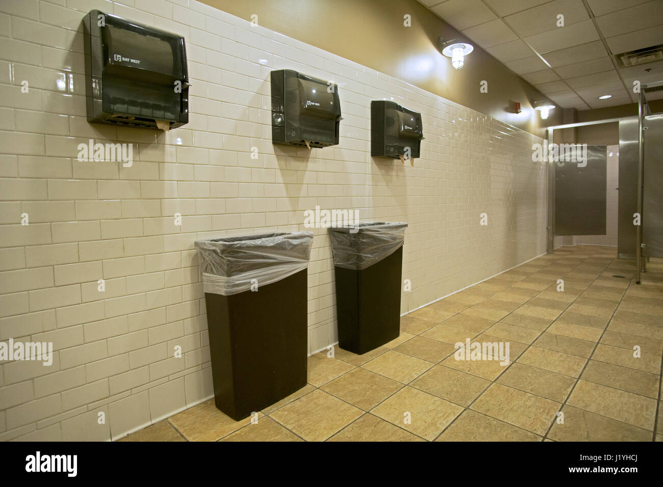 Eine große saubere Herrentoilette im River View Bistro in Stratford, Connecticut, USA. Stockfoto