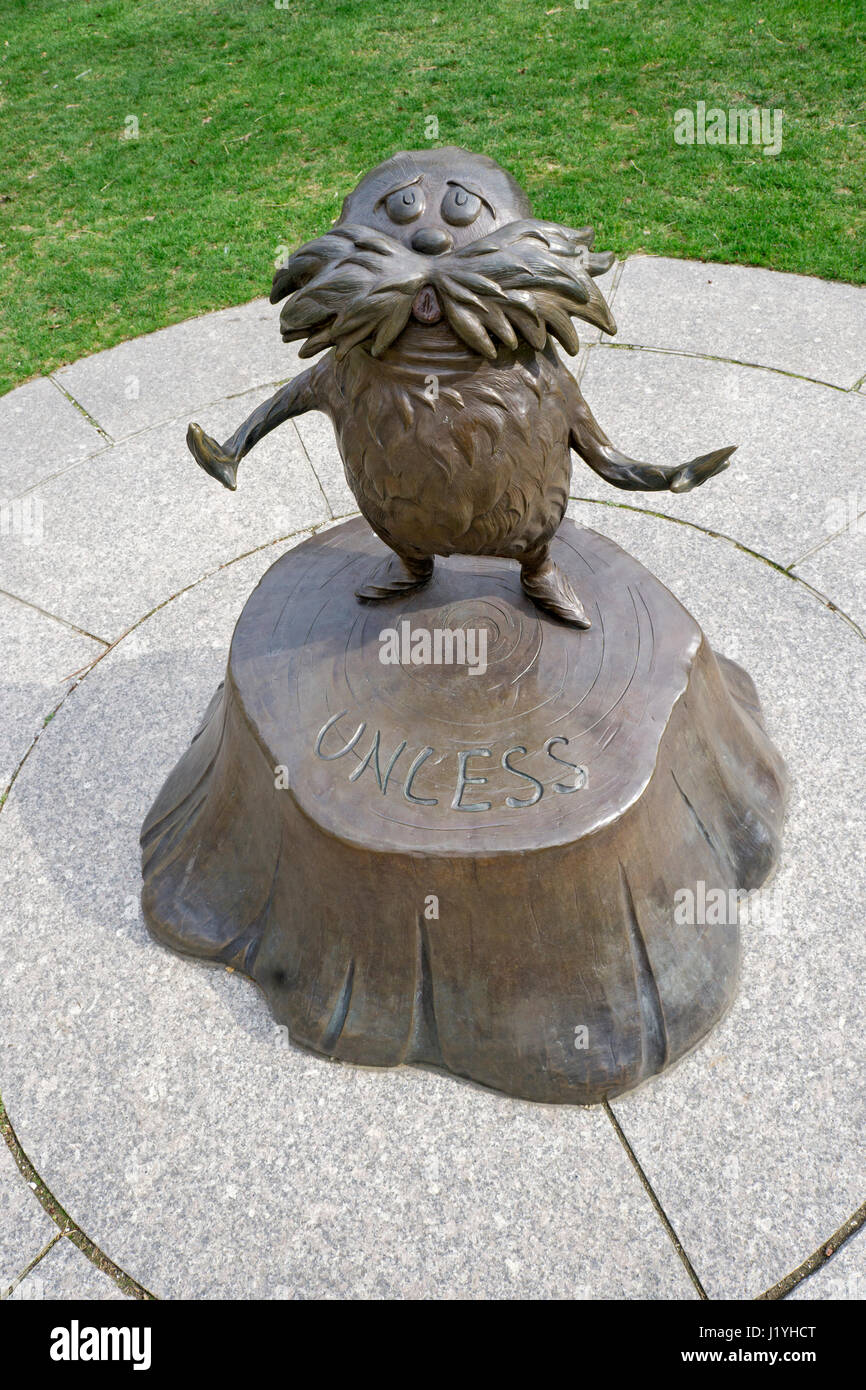 Statuen im Dr. Seuss Memorial Sculpture Garden in Springfield, Massachusetts, die das Leben des verstorbenen Ted Geisel feiern. Stockfoto