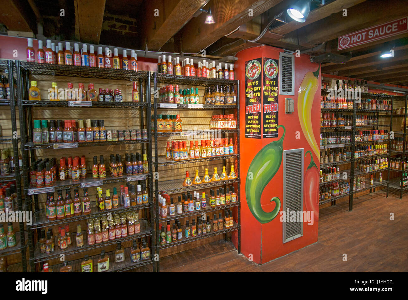 Das Innere des Palastes Pfeffer, ein Fachgeschäft, das heiße verkauft sauce BBQ-Sauce und andere scharfe Gegenstände. Im Faneuil Hall Marketplace in Boston, MA Stockfoto