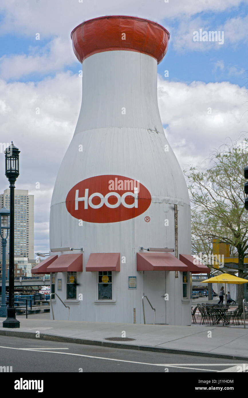 Das Wahrzeichen Hood Milk Bottle Gebäude in der Nähe des Children's Museum in Boston, Massachusetts. Stockfoto