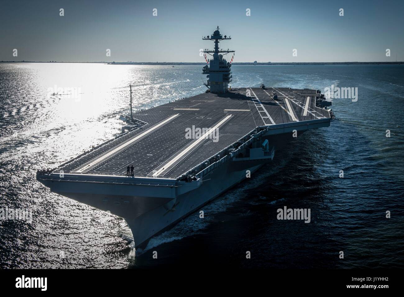 Der US-Marine Gerald R. Ford-Klasse-Flugzeugträger USS Gerald R. Ford dampft im Gange 8. April 2017 in Newport News, Virginia.   (Foto von Ridge Leoni EURO1 Navy über Planetpix) Stockfoto