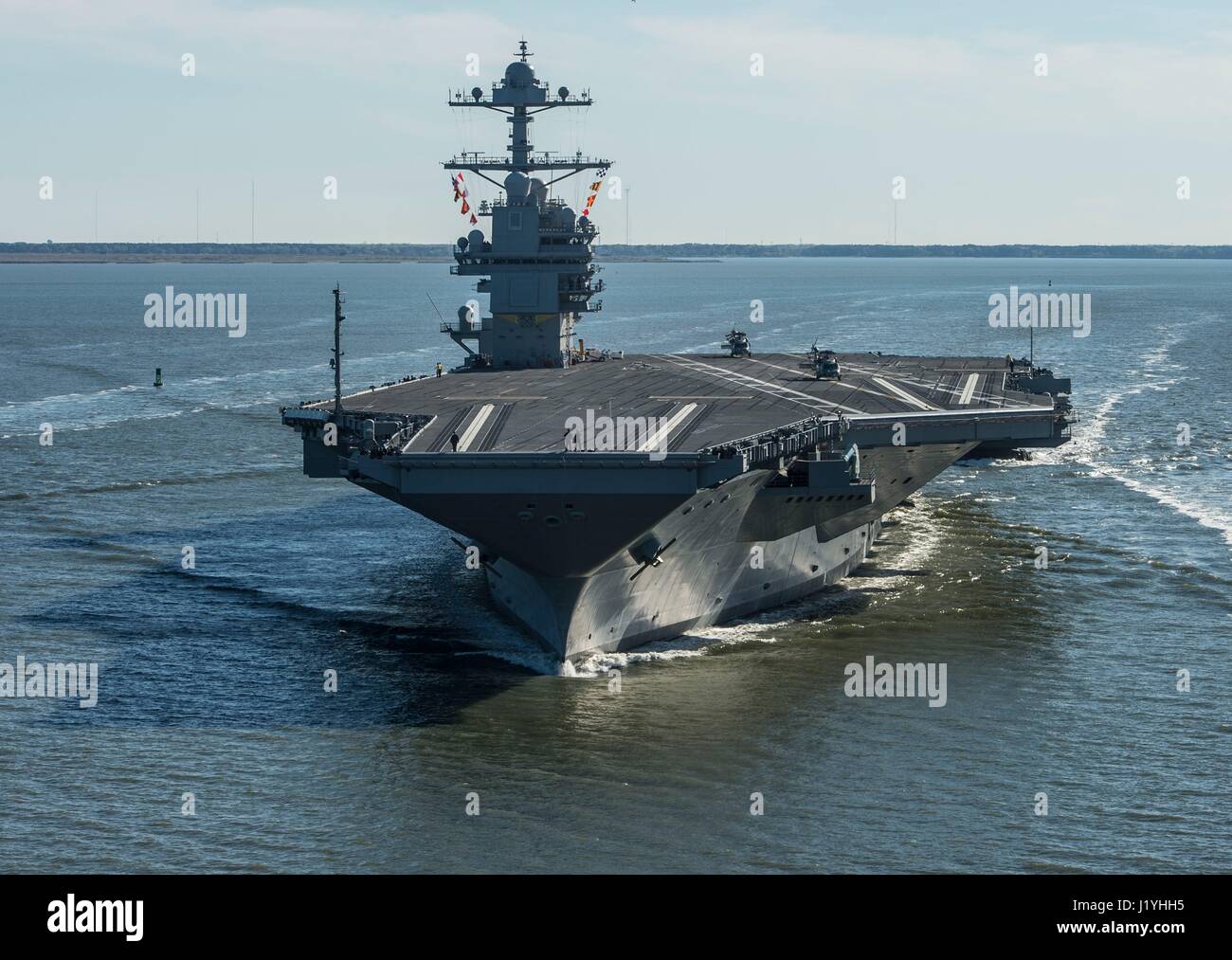 Der US-Marine Gerald R. Ford-Klasse-Flugzeugträger USS Gerald R. Ford dampft im Gange 8. April 2017 in Newport News, Virginia.   (Foto von Ridge Leoni EURO1 Navy über Planetpix) Stockfoto