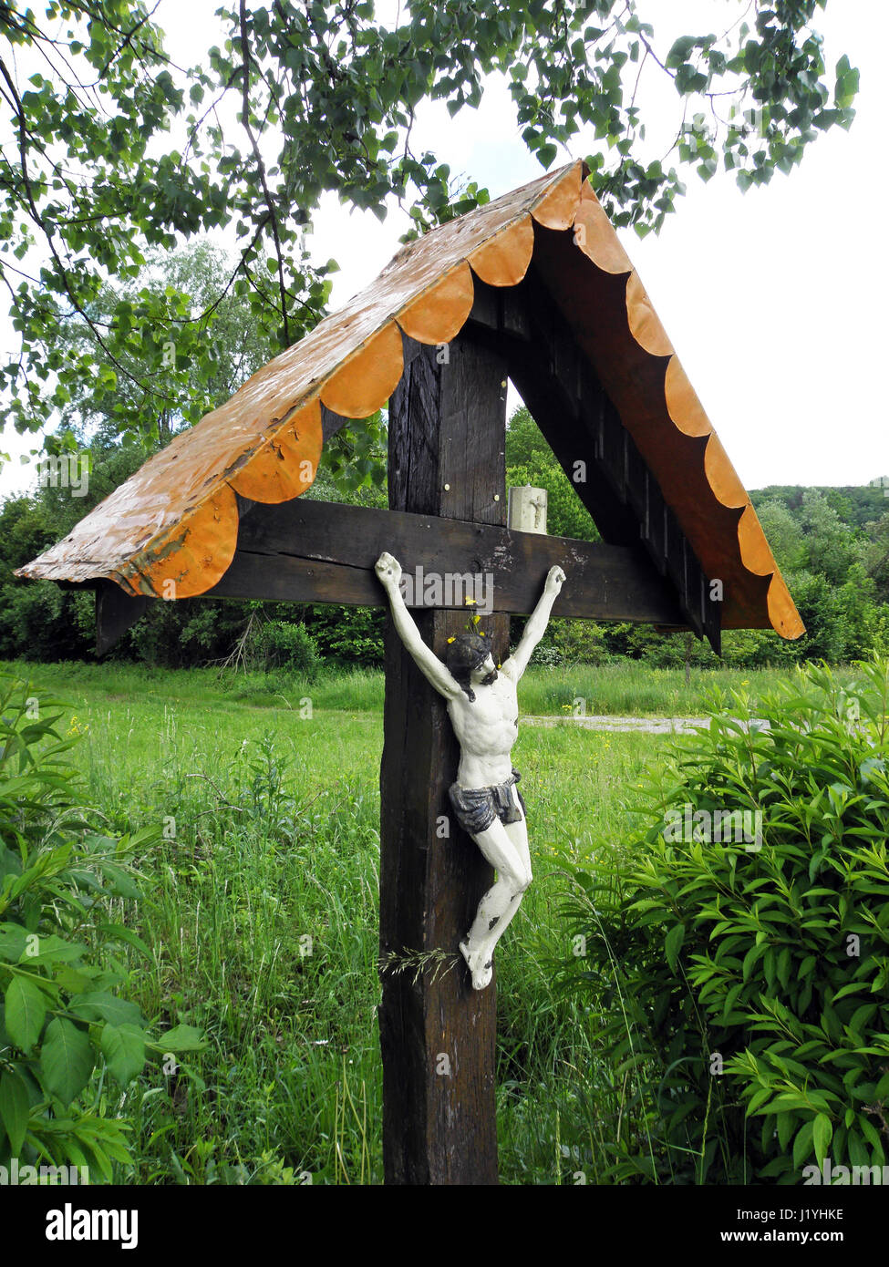 Brod Na Kupi, alte naive Kruzifix von der Kreuzung Gorski Kotar, Kroatien, Europa Stockfoto