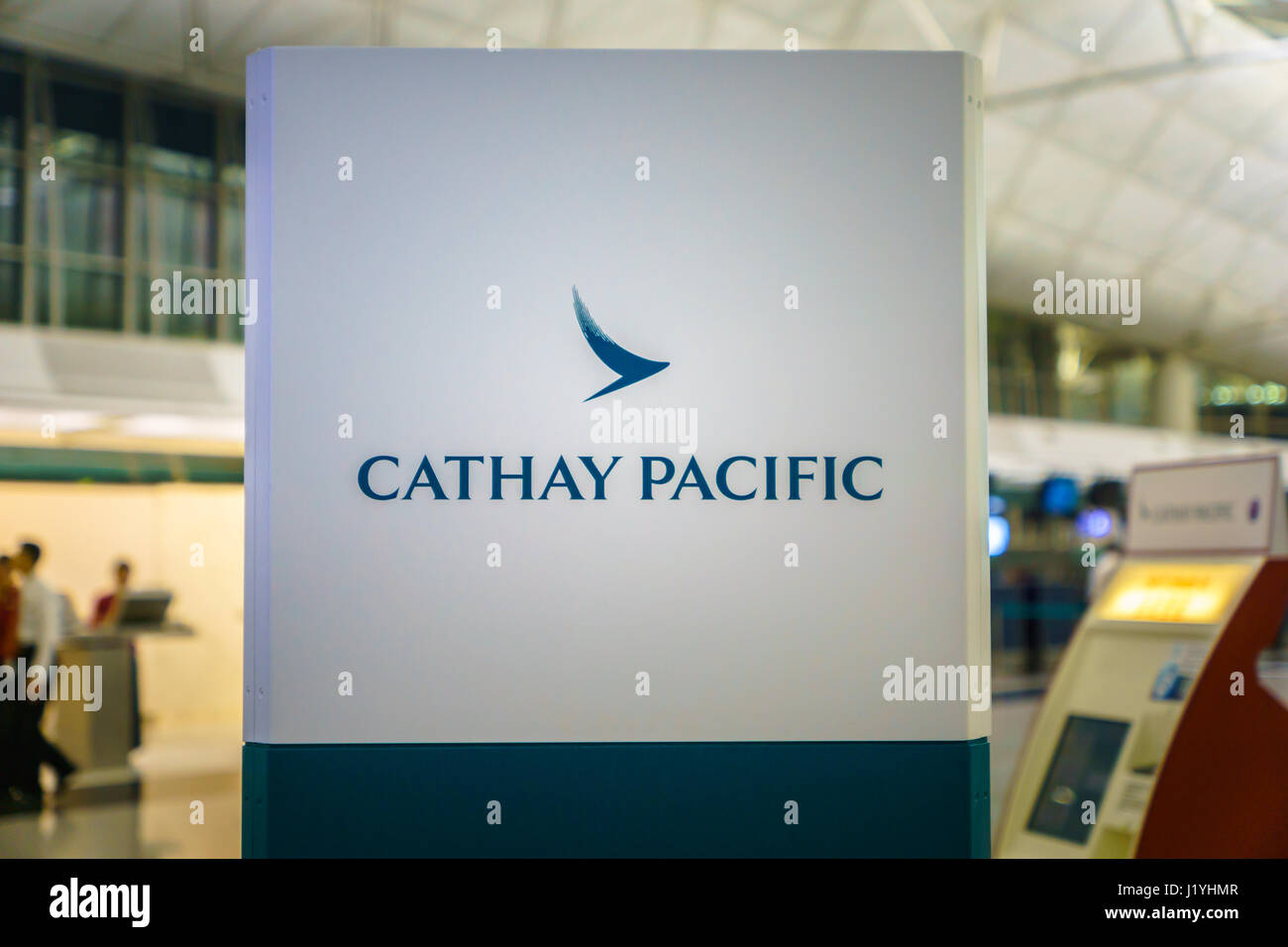 Hong Kong - ca. März 2017: Cathay Pacific Check-in Schalter am Hong Kong International Airport. Cathay Pacific ist eine Fluggesellschaft in Hong Kong Stockfoto