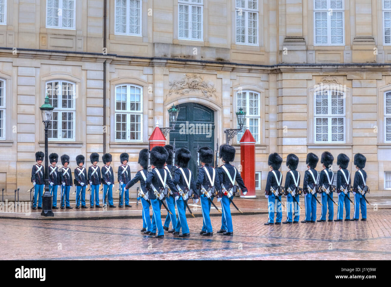 Wachablösung am Schloss Amalienborg in Kopenhagen, Dänemark, Skandinavien Stockfoto