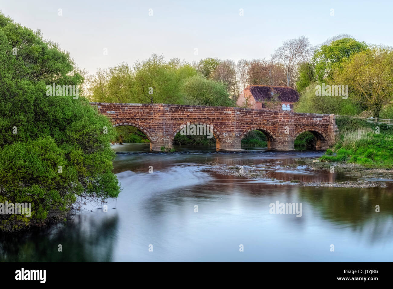 Weiße Mühle Brücke, Sturminster Marshall, Dorset, England, UK Stockfoto