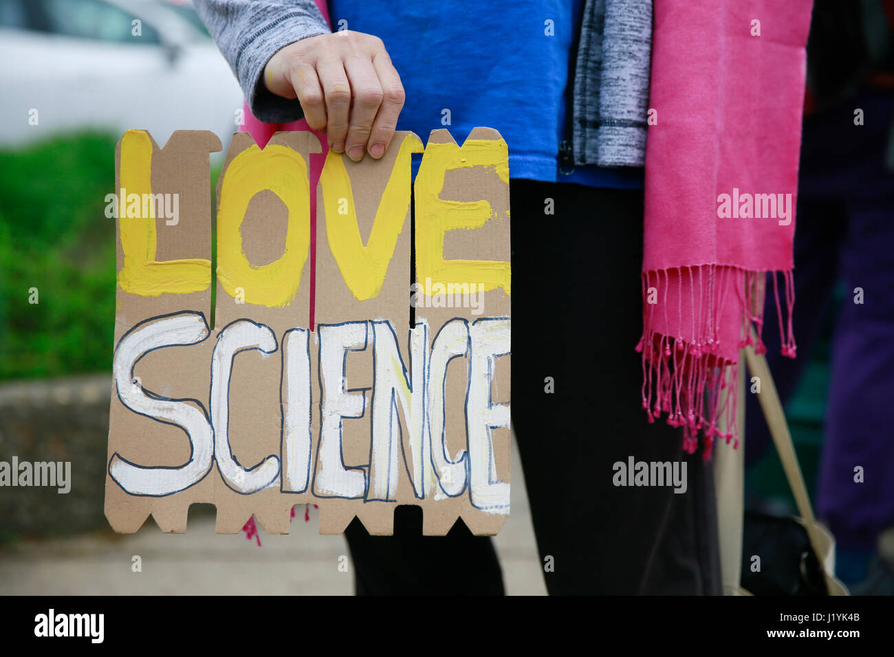 Demonstranten versammeln sich auf den Stufen des im Monroe County Courthouse während des Marsches auf die Wissenschaft, die mit Earthday zusammenfällt. Wissenschaftler in den Vereinigten Staaten hielt Demonstrationen und Kundgebungen, Präsident der Vereinigten Staaten Donald Trump Unwilligkeit zur Bewältigung der Auswirkungen des Klimawandels zu protestieren. Trump hat gesagt, dass er die Vereinigten Staaten aus dem Vertrag von Paris ziehen möchte. (Foto von Jeremy Hogan) Stockfoto