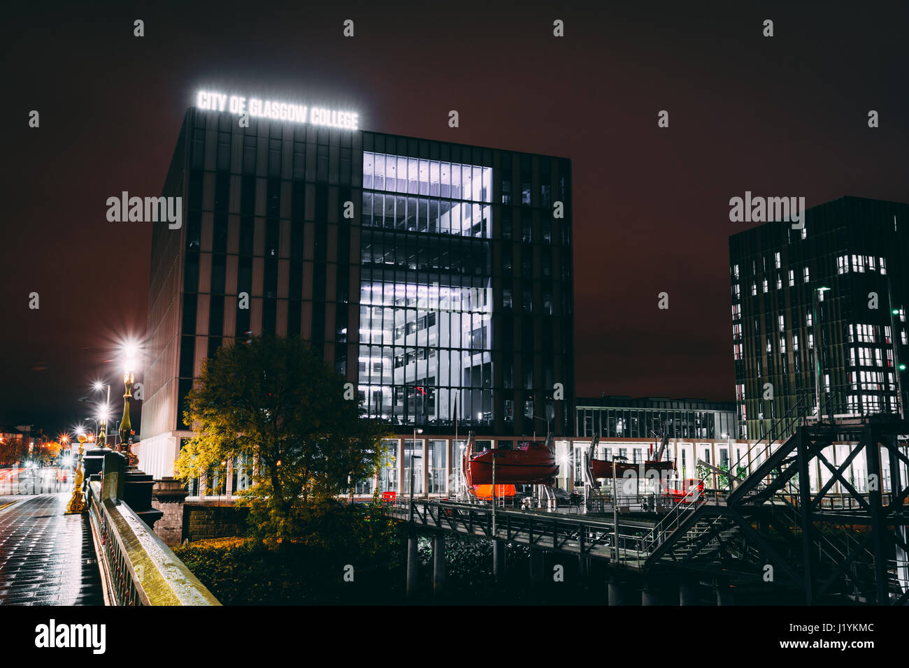 Die City of Glasgow College, Riverside Campus in der Nacht. Stockfoto