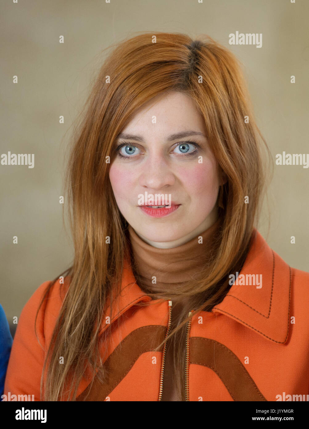 Hamburg Deutschland 21 April 17 Schauspielerin Claudia Eisinger Der Zarah Wolf Spielt Stellt Bei Einem Fototermin Am Set Der Sechsteilige Tv Serie Zarah Durch Die Deutschen Offentlich Rechtlichen Sender Zdf In Hamburg Deutschland 21 Hamburg Deutschland 21 April 17 Schauspielerin Claudia Eisinger Der Zarah Wolf Spielt Stellt Bei Einem Fototermin Am Set Der Sechsteilige Tv Serie Zarah Durch Die Deutschen Offentlich Rechtlichen Sender Zdf In Hamburg Deutschland 21