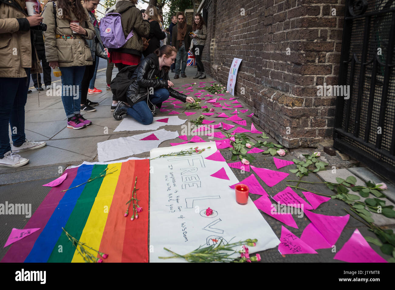 London, UK. 22. April 2017. Aktivisten weiter Proteste vor der russischen Botschaft in London gegen gemeldeten "Säuberungen" von schwulen Männern und Menschenrechtsverletzungen in Tschetschenien. LGBT-Aktivisten legen Unterstützungsschreiben auf rosa dreieckigen Papier vor den Toren der Botschaft und Wand geschrieben. © Guy Corbishley/Alamy Live-Nachrichten Stockfoto