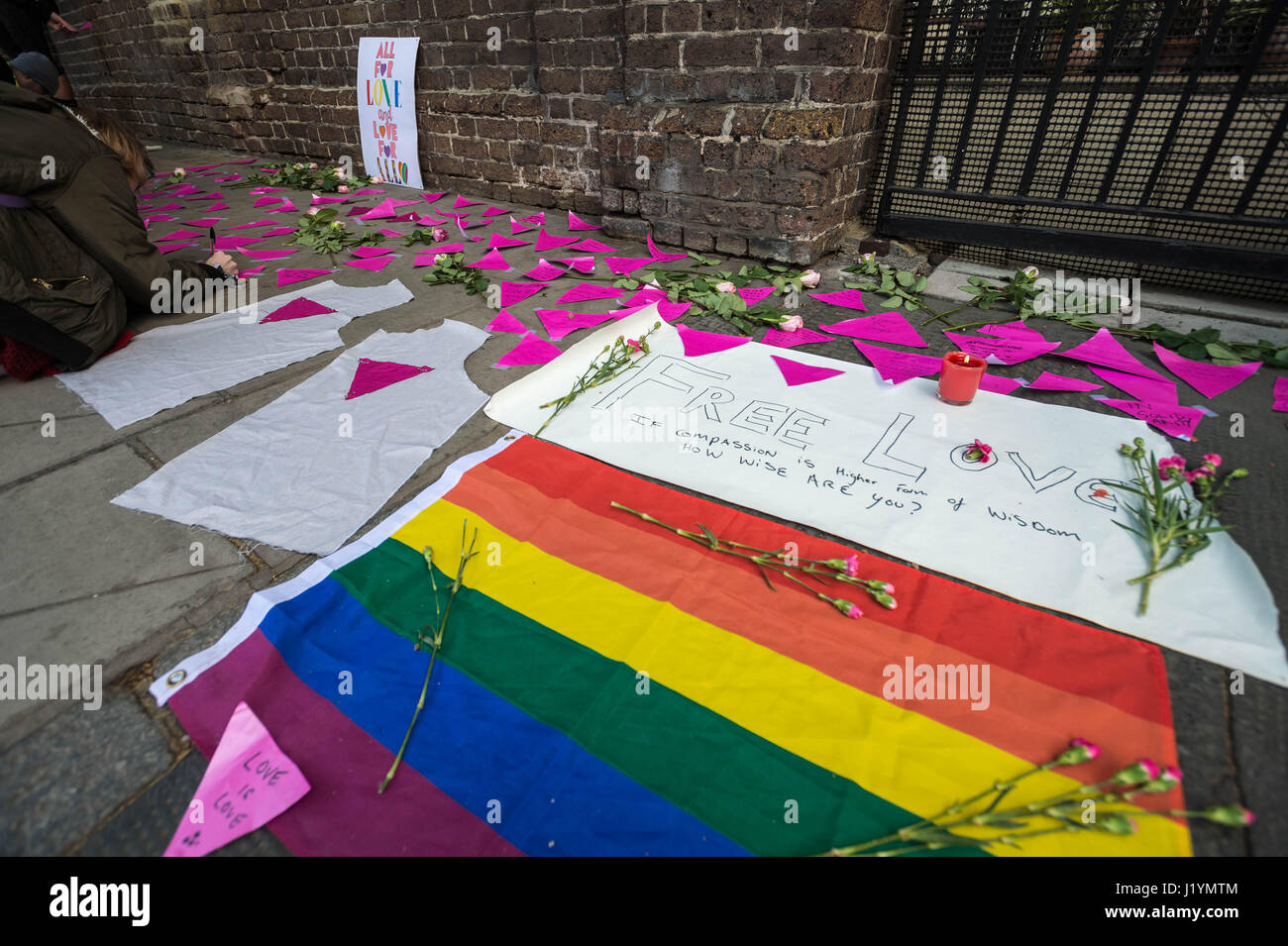 London, UK. 22. April 2017. Aktivisten weiter Proteste vor der russischen Botschaft in London gegen gemeldeten "Säuberungen" von schwulen Männern und Menschenrechtsverletzungen in Tschetschenien. LGBT-Aktivisten legen Unterstützungsschreiben auf rosa dreieckigen Papier vor den Toren der Botschaft und Wand geschrieben. © Guy Corbishley/Alamy Live-Nachrichten Stockfoto