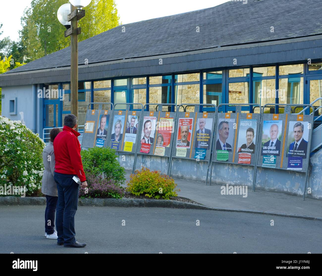 Le Vieux-Marche, Bretagne, Frankreich. 22. April 2017. Kandidaten werden draußen ruhig Wahllokalen vor Frankreichs große Wahltag angezeigt. Bildnachweis: Lukas Peters/Alamy Live-Nachrichten Stockfoto
