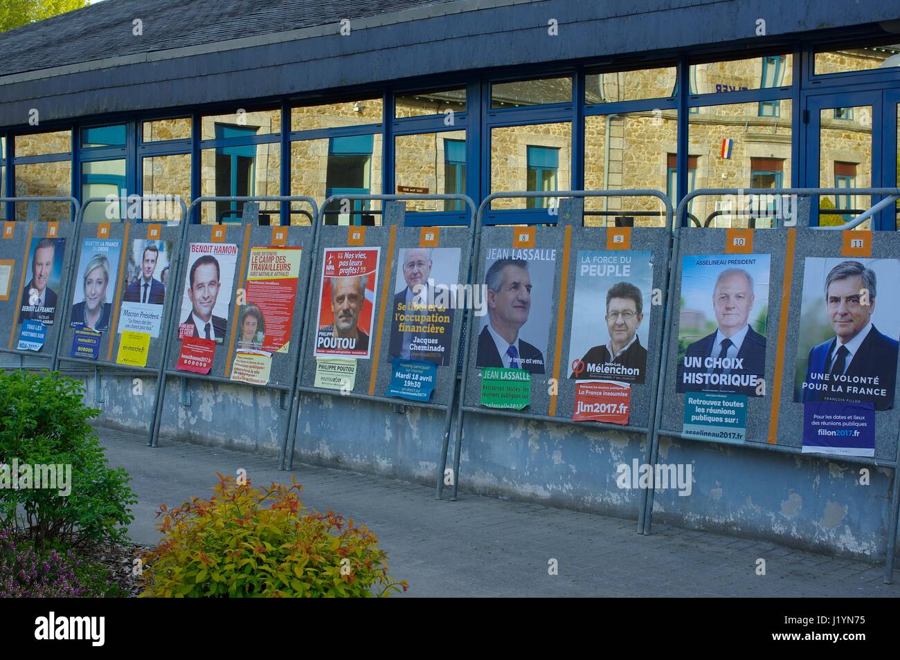 Le Vieux-Marche, Bretagne, Frankreich. 22. April 2017. Kandidaten werden draußen ruhig Wahllokalen vor Frankreichs große Wahltag angezeigt. Bildnachweis: Lukas Peters/Alamy Live-Nachrichten Stockfoto