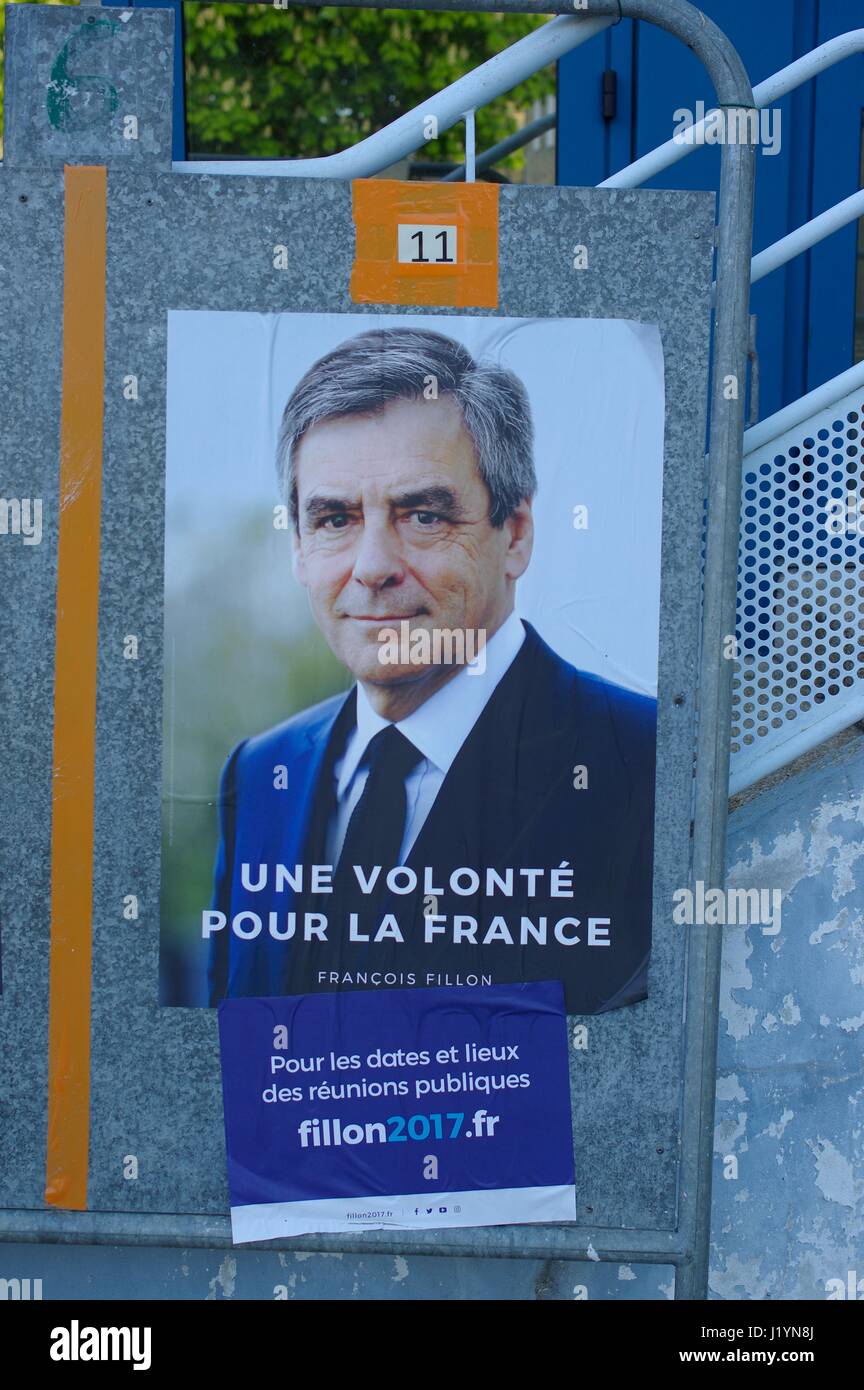Le Vieux-Marche, Bretagne, Frankreich. 22. April 2017. Kandidaten werden draußen ruhig Wahllokalen vor Frankreichs große Wahltag angezeigt. Bildnachweis: Lukas Peters/Alamy Live-Nachrichten Stockfoto